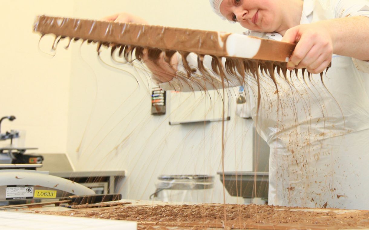 Mondelez desenvolve tecnologia para redução de açúcar em barras de chocolate